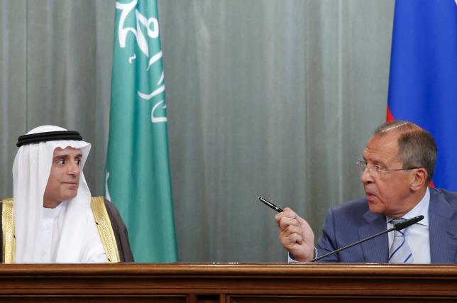 Ngoại trưởng Ả Rập Saudi Adel al-Jubeir (tr&aacute;i) v&agrave; người đồng cấp Nga Sergei Lavrov (phải) trong cuộc thảo luận tại Moscow h&ocirc;m 11-8. Ảnh: Reuters