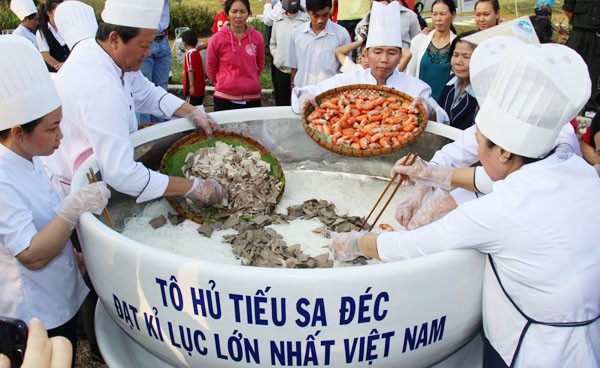 Cho nguy&ecirc;n liệu v&agrave;o trong t&ocirc;