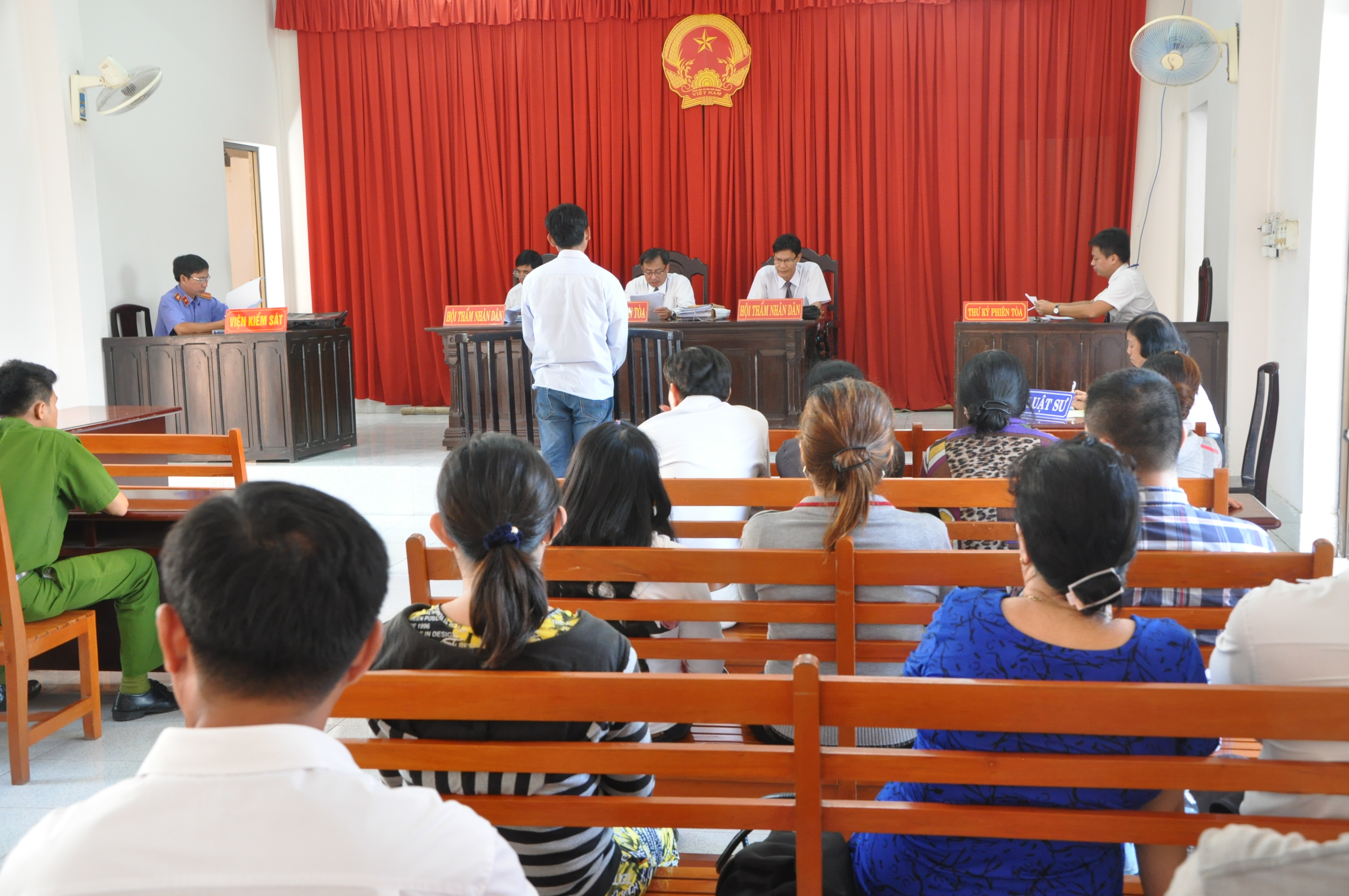 Toàn cảnh phiên tòa xét xử sơ thẩm, sáng 12-5