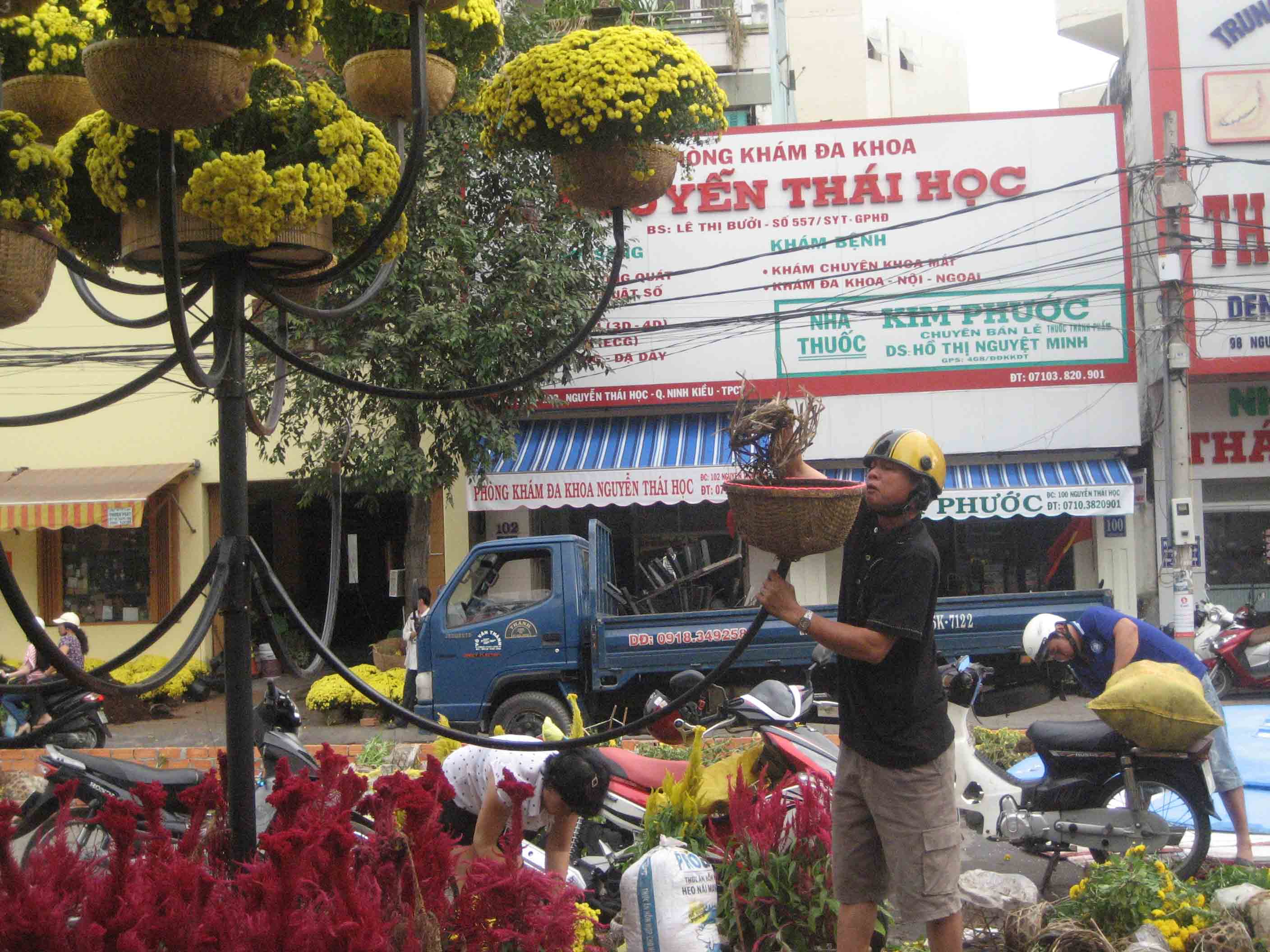 Người đ&agrave;n &ocirc;ng n&agrave;y cố vớ lấy những c&aacute;i th&uacute;ng