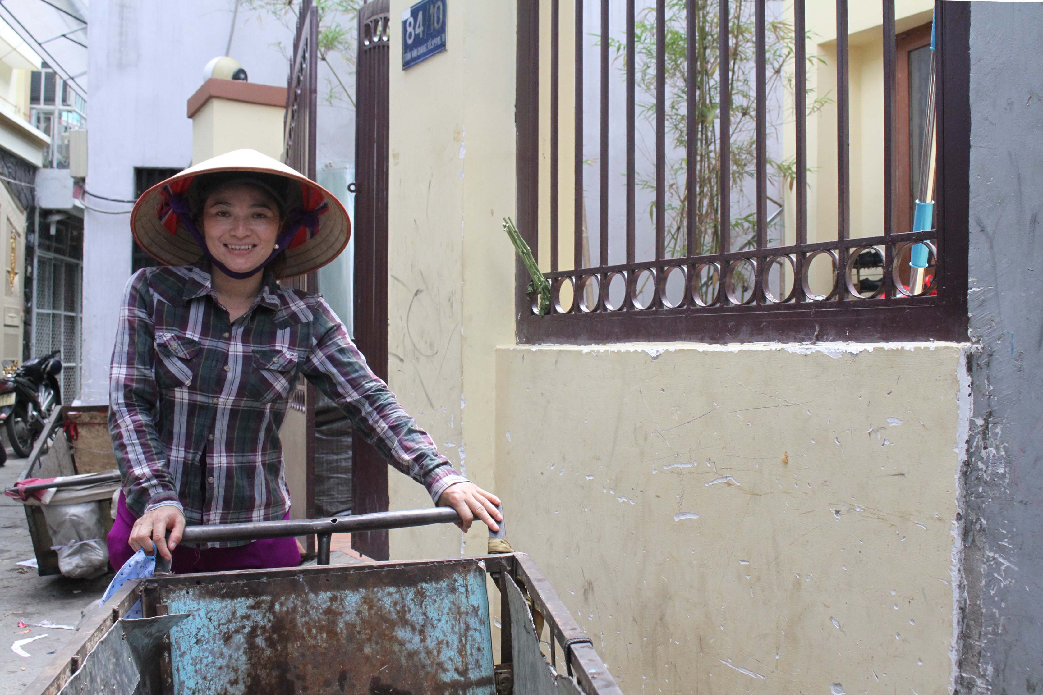 Sau khi chờ đợi và tiếp chuyện phóng viên báo, đài đến trưa, chị Hồng tiếp tục công việc đi mua ve chai