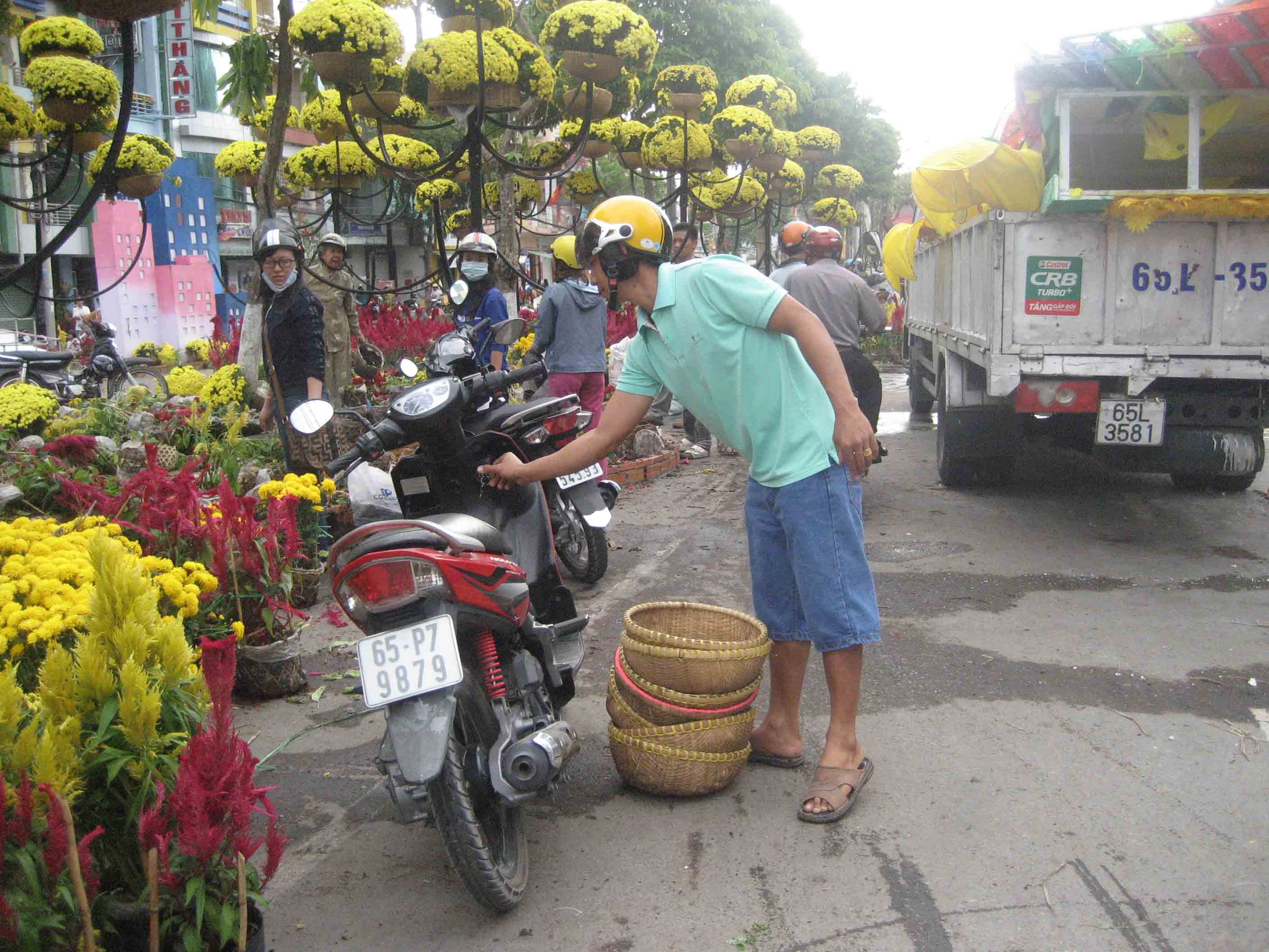  Những c&aacute;i th&uacute;ng d&ugrave;ng để treo hoa cũng được gom về