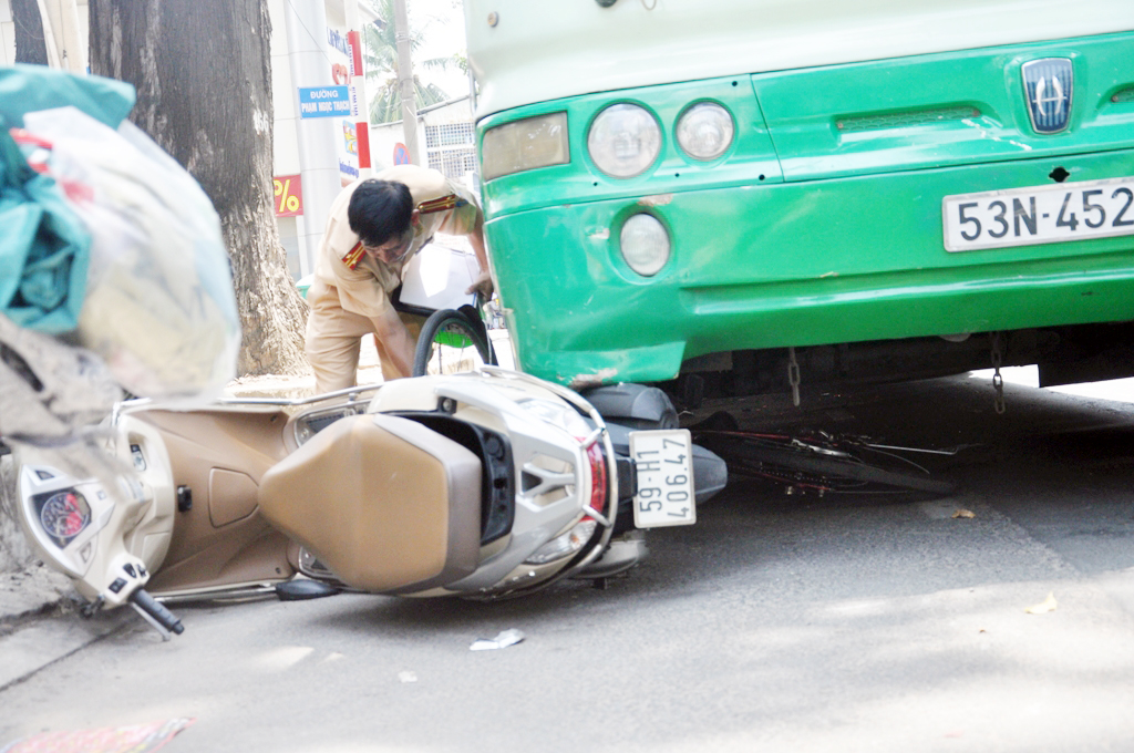 Lực lượng cảnh s&aacute;t giao th&ocirc;ng đang xử l&yacute; vụ tai nạn