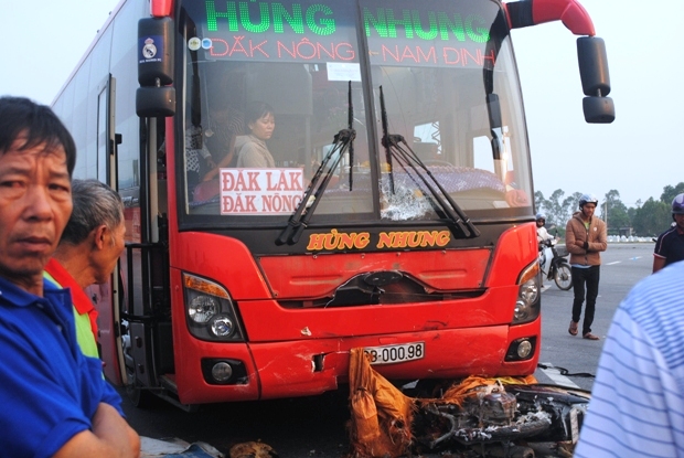 Sau khi t&ocirc;ng trực diện, xe giường nằm c&ograve;n k&eacute;o l&ecirc; xe m&aacute;y khoảng 20 m