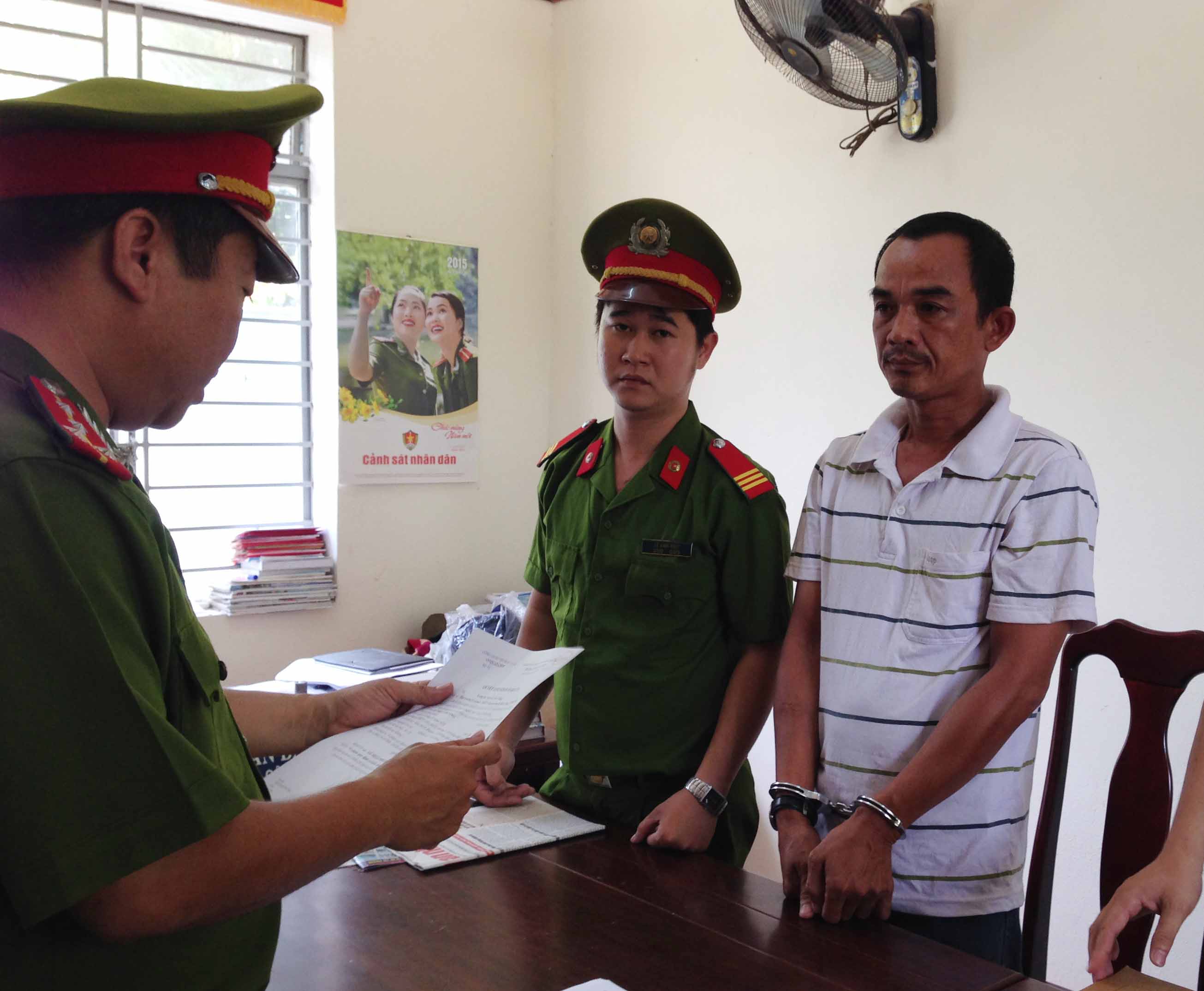 Tài xế xe khách Lê Nhật Phương nghe công an đọc lệnh bắt tạm giam 4 tháng