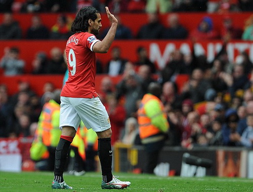 Falcao chào tạm biệt CĐV sân Old Trafford sau một mùa giải không thành công