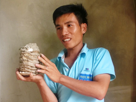 Tắm sông, vớt được hàm răng nghi của voi ma mút