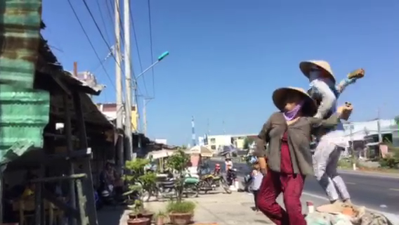 Tấn công bằng gạch đá
