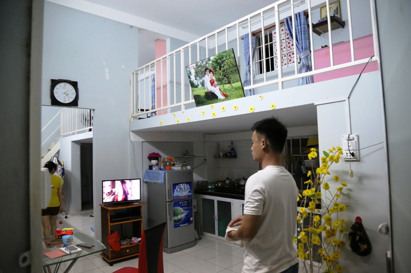 Chị Dương Ngọc &Aacute;nh l&agrave;m nh&acirc;n vi&ecirc;n tại c&ocirc;ng ty nước giải kh&aacute;t. Năm 2013, chị c&ugrave;ng chồng mua hai căn hộ liền kề, được thiết kế li&ecirc;n th&ocirc;ng với tổng diện t&iacute;ch sử dụng l&agrave; 60 m2 với gi&aacute; chỉ khoảng 200 triệu đồng