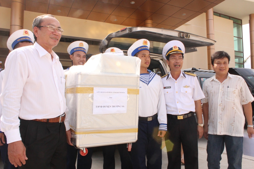 &Ocirc;ng Nguyễn H&ograve;a, Chủ tịch LĐLĐ t&igrave;nh Kh&aacute;n H&ograve;a, tặng m&aacute;y ấp trứng cho c&aacute;c chiến sĩ huyện đảo Trường Sa