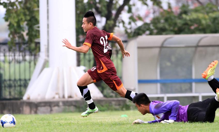 Huy Toàn tranh bóng với thủ môn
