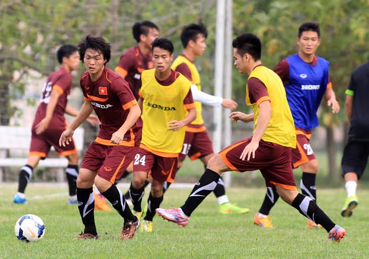Tuấn Anh (trái) tập luyện rất quyết liệt cùng đồng đội