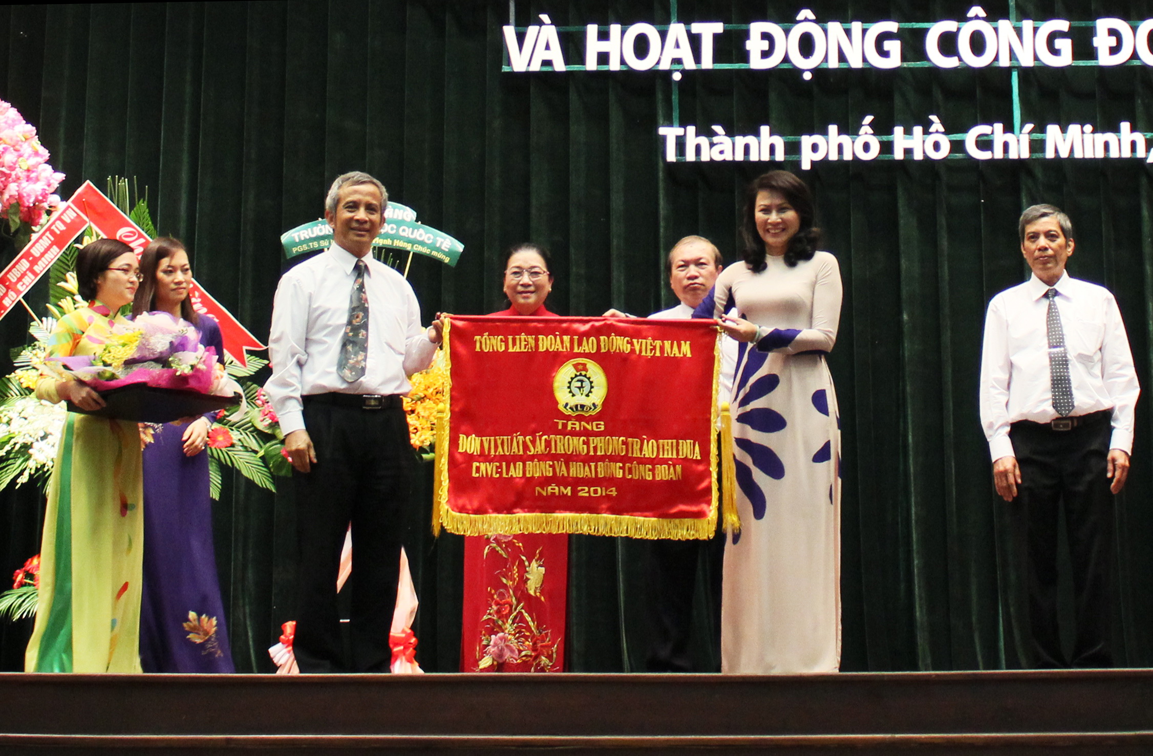 Ông Đặng Ngọc Tùng, Chủ tịch Tổng LĐLĐ Việt Nam, trao cờ thi đua xuất sắc của Tổng LĐLĐ Việt Nam cho tập thể thường trực LĐLĐ TP Ảnh: HOÀNG TRIỀU