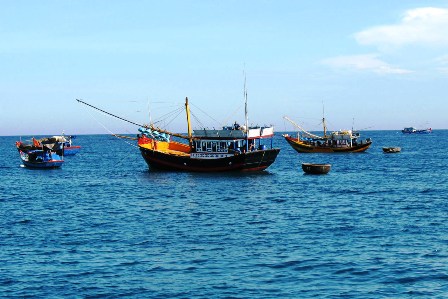 Tàu gỗ cắt ngang sà lan, một người mất tích