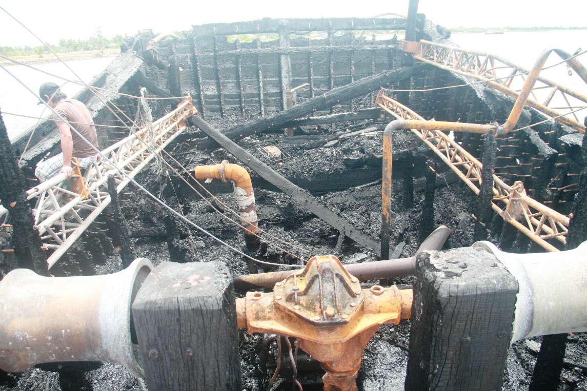 Hiện trường vụ ch&aacute;y t&agrave;u c&aacute; của ngư d&acirc;n Phạm Việt ở x&atilde; Tam Giang v&agrave;o th&aacute;ng 7-2014, g&acirc;y thiệt hại hơn 4 tỉ đồng