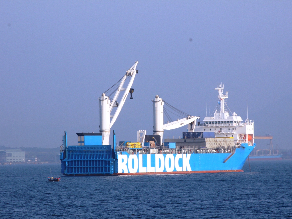 1.	T&agrave;u ngầm 185 &ndash; Kh&aacute;nh H&ograve;a được t&agrave;u Rolldock đưa v&agrave;o vịnh Cam Ranh