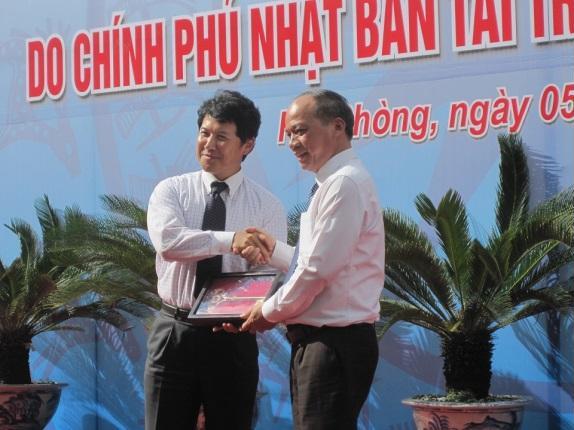 C&ocirc;ng sứ kinh tế Nagai (tr&aacute;i) v&agrave; Thứ trưởng Bộ N&ocirc;ng Nghiệp v&agrave; ph&aacute;t triển N&ocirc;ng th&ocirc;n Vũ Văn T&aacute;m tại buổi lễ