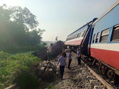 Cú tông trực diện xe tải quá mạnh khiến 2 toa tàu hỏa lật nghiêng làm hành khách hoảng loạn - Ảnh: CTV