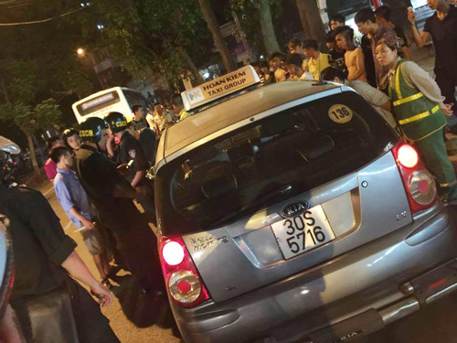 Hà Nội: Dân truy đuổi taxi điên cuồng bỏ chạy sau tai nạn