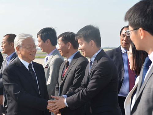 C&aacute;n bộ, nh&acirc;n vi&ecirc;n Đại sứ qu&aacute;n Việt Nam tại Mỹ v&agrave; Ph&aacute;i đo&agrave;n Việt Nam tại Li&ecirc;n Hợp quốc ra s&acirc;n bay tiễn Tổng B&iacute; thư Nguyễn Ph&uacute; Trọng