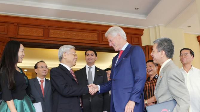Tổng B&iacute; thư Nguyễn Ph&uacute; Trọng tiếp cựu Tổng thống Mỹ Bill Clinton tại H&agrave; Nội ng&agrave;y 2-7 - Ảnh: Reuters
