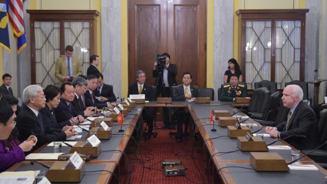 Tổng B&iacute; thư Nguyễn Ph&uacute; Trọng gặp Thượng nghị sĩ John McCain tại Trụ sở Quốc hội Mỹ - Ảnh: AFP