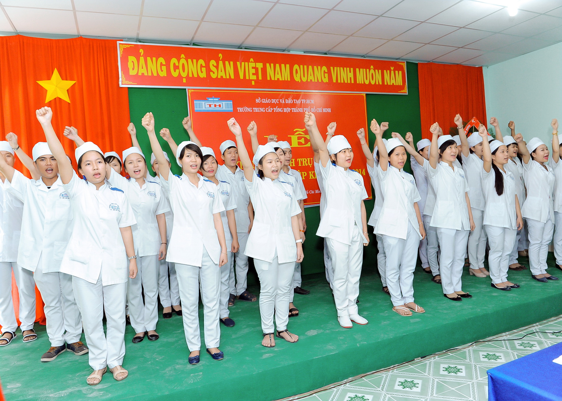 Học sinh khối ngành sức khỏe tuyên thệ y đức tại lễ tốt nghiệp