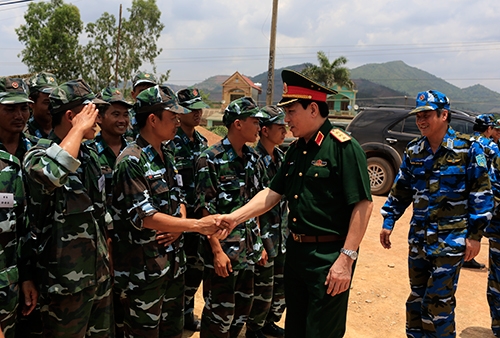 Thượng tướng Lương Cường, Ủy vi&ecirc;n Trung ương Đảng, Ủy vi&ecirc;n Qu&acirc;n ủy Trung ương, Ph&oacute; chủ nhiệm Tổng cục Ch&iacute;nh trị, và l&atilde;nh đạo Qu&acirc;n chủng PK-KQ, Qu&acirc;n khu 1 chúc mừng các đơn vị tham gia bắn nghi&ecirc;̣m thu thành c&ocirc;ng t&ocirc;̉ hợp Pechora-2TM