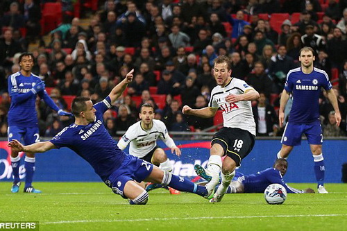 Terry (tr&aacute;i) cản ph&aacute; pha xuống b&oacute;ng của Harry Kane