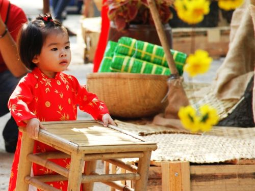 Em bé bênh gánh bánh ngày Tết