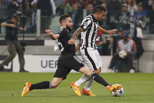 Pha truy cản tr&aacute;i ph&eacute;p của Carvajal với Tevez khiến Real Madrid phải nhận thất bại chung cuộc