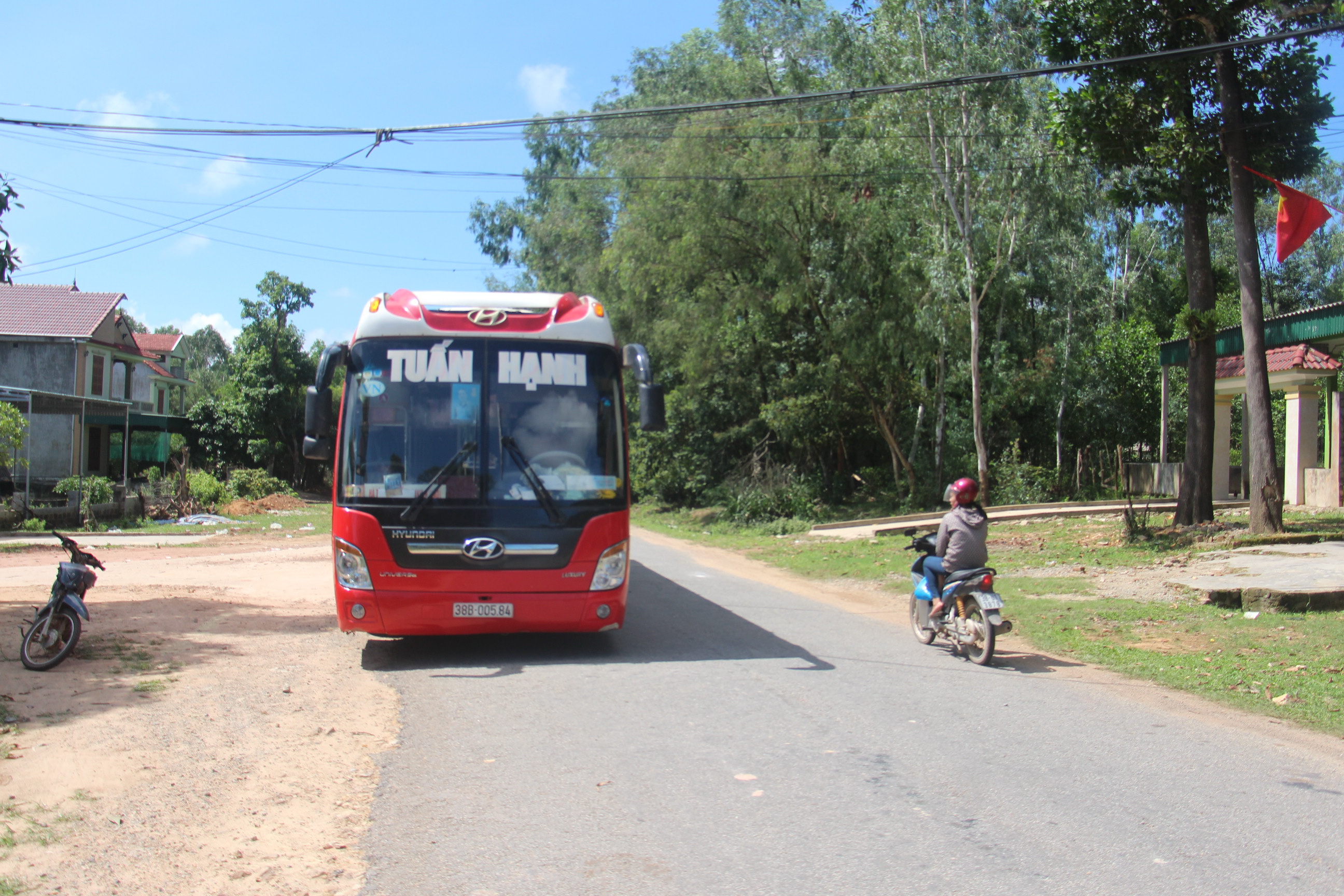 Hiện trường nơi nh&acirc;n vi&ecirc;n v&agrave; chủ xe kh&aacute;ch Tuấn Hạnh bị c&ocirc;n đồ tấn c&ocirc;ng