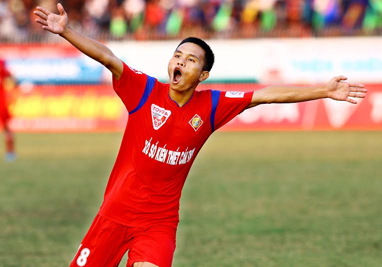 Văn Thắng lập hat-trick cho Cần Thơ