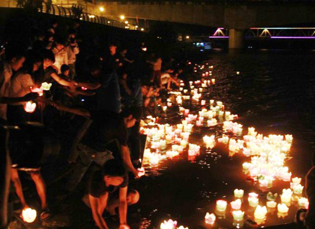 Hơn 10.000 chiếc đ&egrave;n hoa đăng được thả xuống s&ocirc;ng M&atilde; để tưởng nhớ c&aacute;c liệt sĩ hi sinh bảo vệ cầu H&agrave;m Rồng
