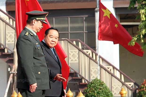 Bộ trưởng Quốc phòng Thái Lan Prawit Wongsuwon (phải) đón người đồng cấp Trung Quốc Thường Vạn Toàn tại Bangkok hồi tháng 2-2015. Ảnh: Bangkok Post