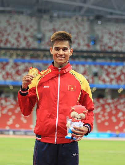 Dương Văn Th&aacute;i nhận HCV 800m h&ocirc;m 10-6
