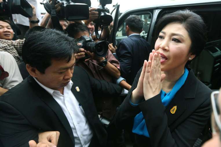 B&agrave; Yingluck ch&agrave;o người ủng hộ khi rời t&ograve;a &aacute;n h&ocirc;m 31-8. Ảnh: EPA
