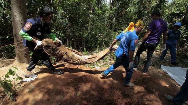 Thủ tướng Malaysia Najib Razak tuyên bố sẽ tìm ra những kẻ phải chịu trách nhiệm về những ngôi mộ tập thể. Ảnh: Reuters