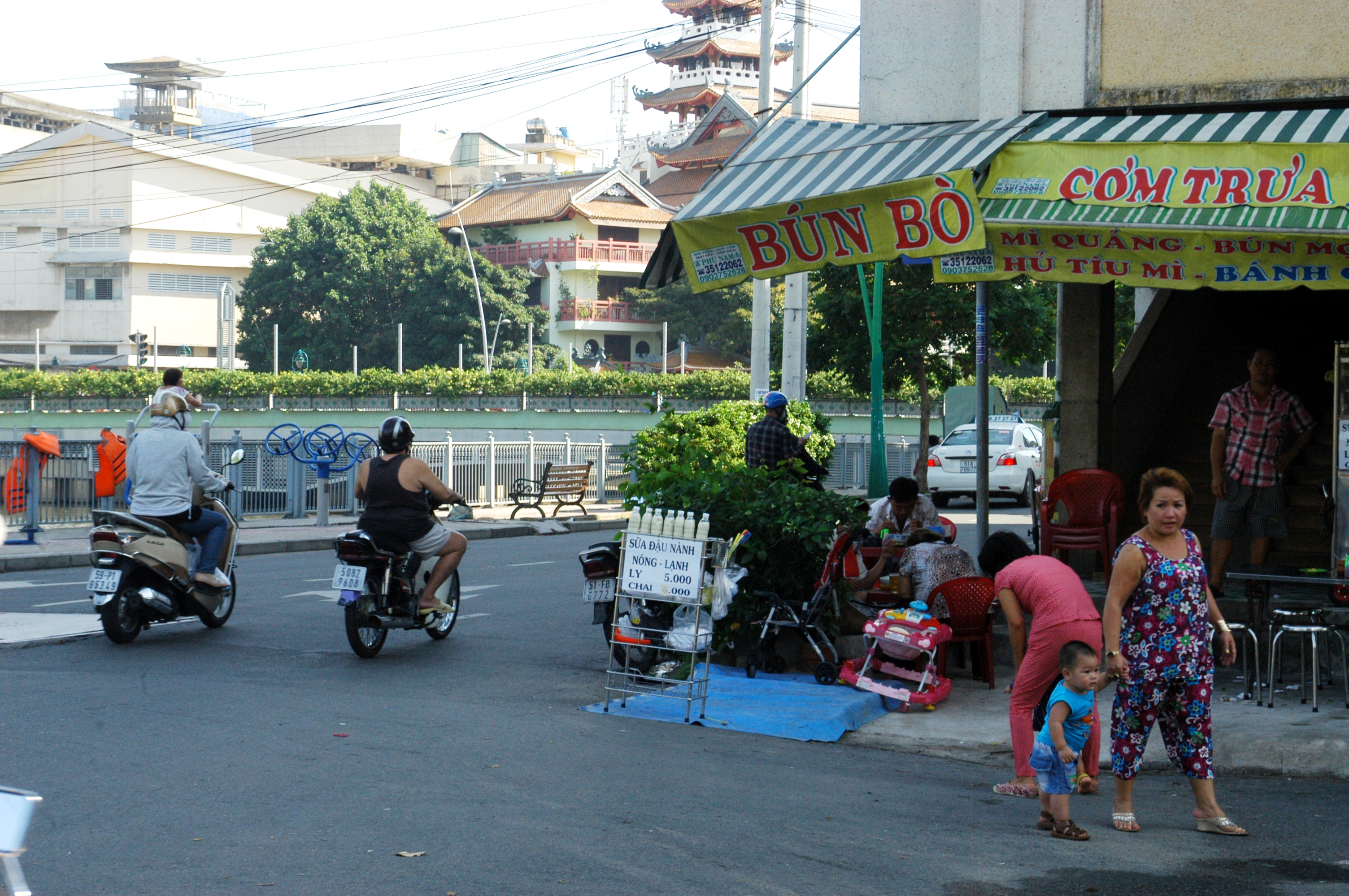 Thậm ch&iacute; s&acirc;m lạnh, c&agrave; ph&ecirc; tr&agrave;n xuống l&ograve;ng đường, Ho&agrave;ng Sa, p9,q3