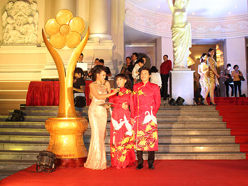 Nghệ sĩ Hoài Linh, Việt Hương xông đất thảm đỏ Mai Vàng 2014