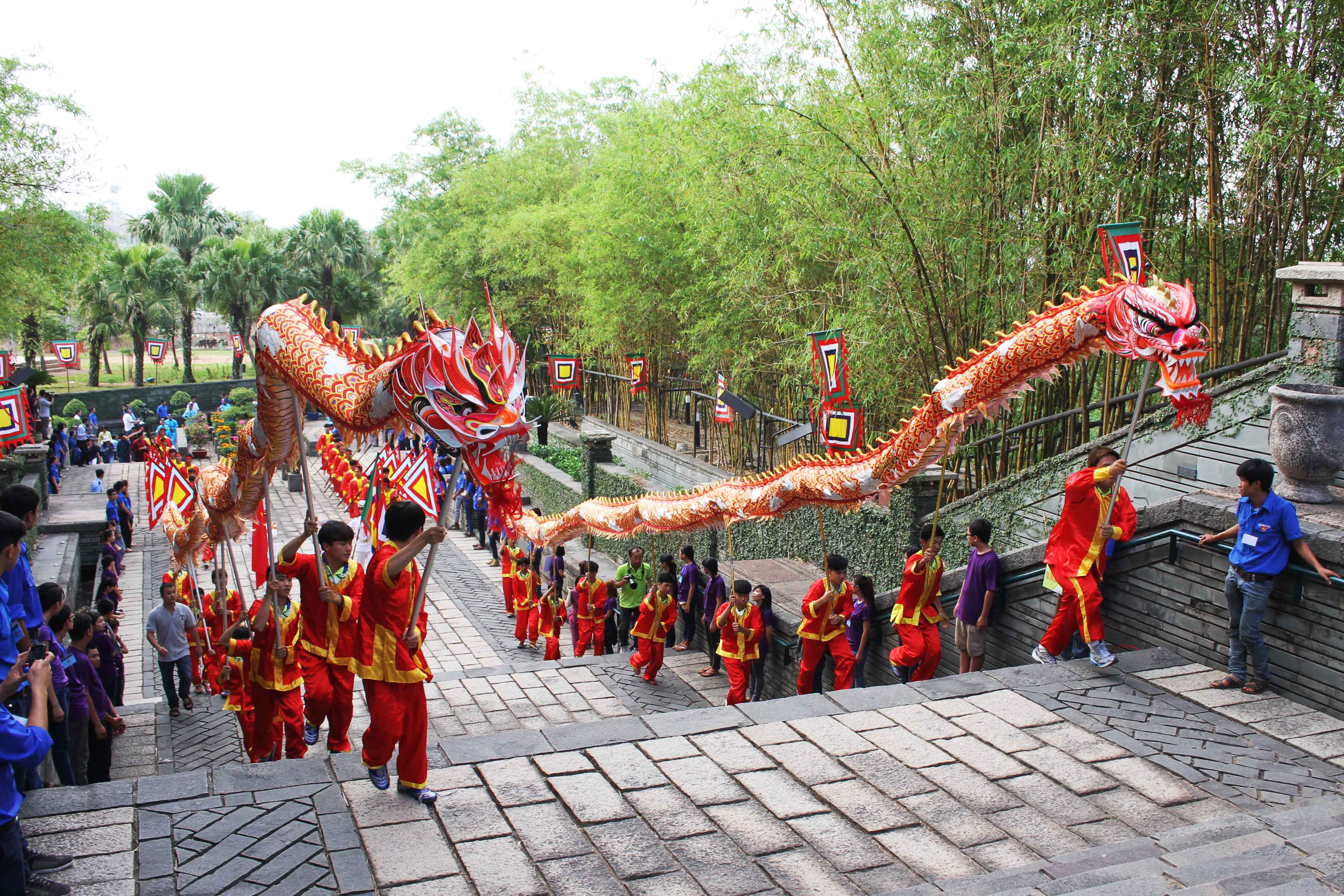 Dẫn đầu đoàn diễu hành là hai con rồng uốn lượn.