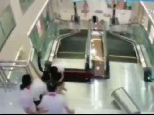 Bị thang máy "nuốt chửng", mẹ vẫn cố cứu con
