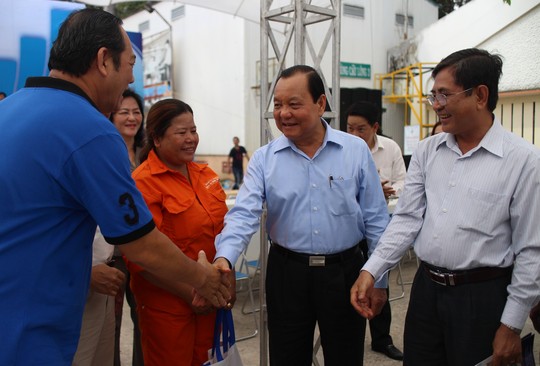 &Ocirc;ng L&ecirc; Thanh Hải, Ủy vi&ecirc;n Bộ Ch&iacute;nh trị, B&iacute; thư Th&agrave;nh ủy TP HCM (thứ 2 b&ecirc;n tr&aacute;i) thăm hỏi đời sống của c&ocirc;ng nh&acirc;n