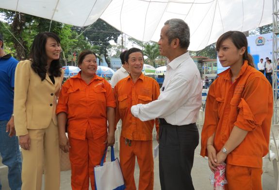 Chủ tịch Tổng LĐLĐ Việt Nam Đặng Ngọc T&ugrave;ng trao đổi với c&ocirc;ng nh&acirc;n tại lễ khai mạc &ldquo;Th&aacute;ng c&ocirc;ng nh&acirc;n&rdquo; lần 6/2014, tại TP HCM