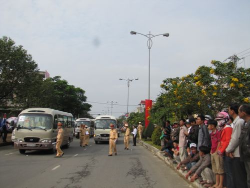 Lực lượng chức năng thực hiệm nhiệm vụ bảo vệ lễ tang ông Nguyễn Bá Thanh