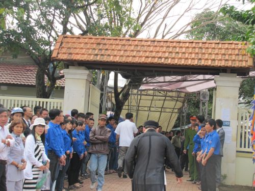 Người dân bày tỏ tiếc thương ông Nguyễn Bá Thanh