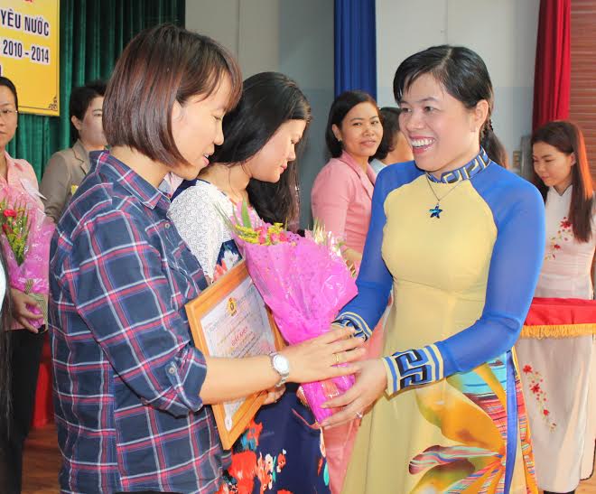 Bà Nguyễn Trần Phượng Trân, Phó Chủ tịch LĐLĐ TP trao hoa cho các cá nhân xuất sắc