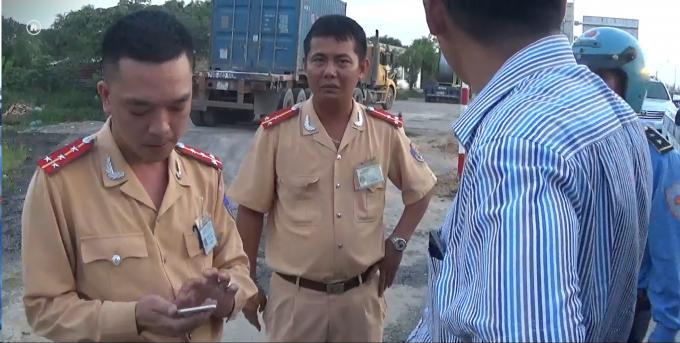 H&igrave;nh ảnh về cuộc tranh c&atilde;i giữa CSGT v&agrave; thanh tra giao th&ocirc;ng - Ảnh: phapluatgiaothong.vn