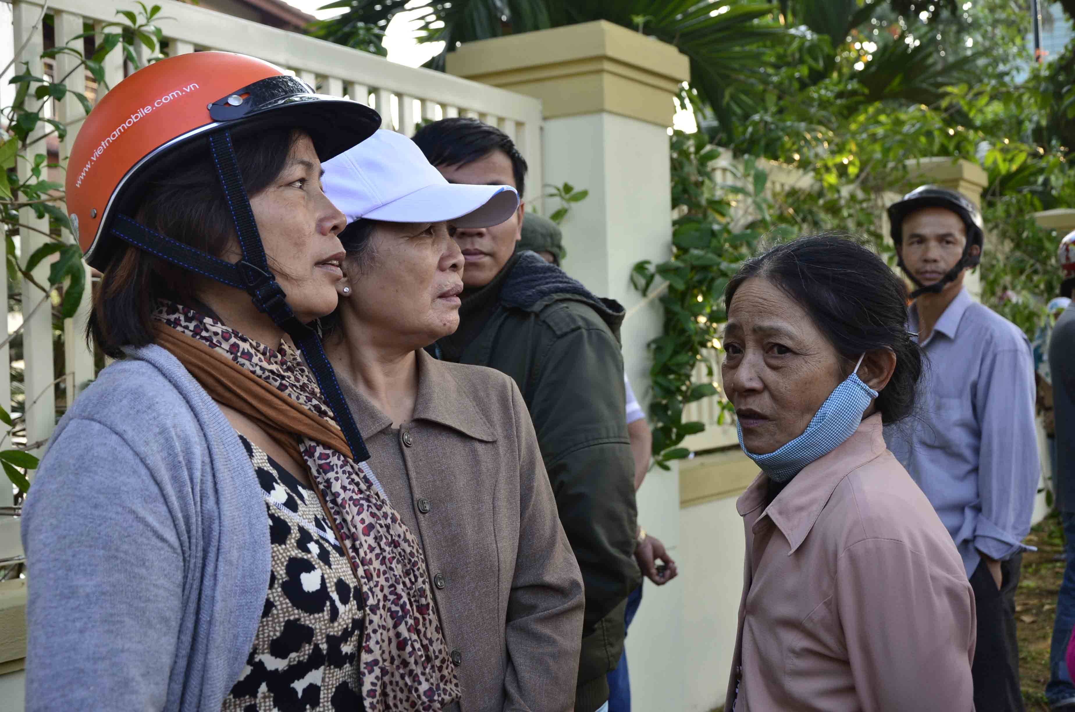 Người d&acirc;n mong muốn được v&agrave;o thắp nhang cho &ocirc;ng Nguyễn B&aacute; Thanh
