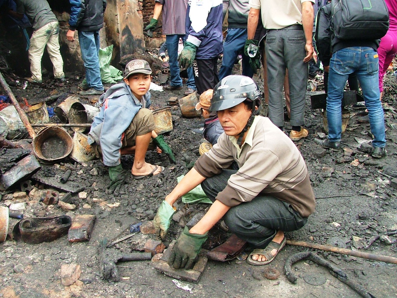&Ocirc;ng Nguyễn Th&agrave;nh Sinh thẫn thờ v&igrave; trắng tay sau vụ ch&aacute;y
